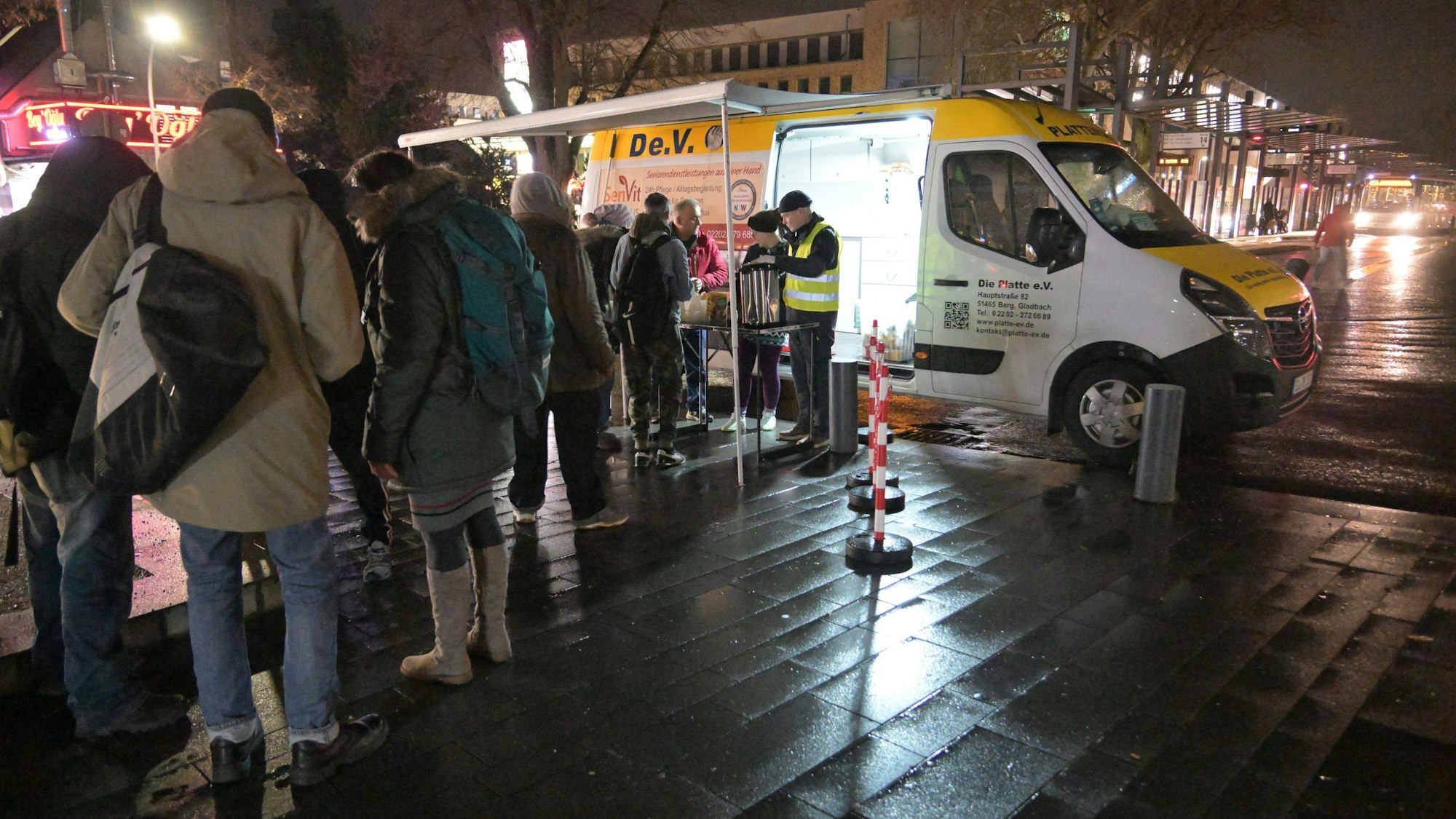 Bedürftige stehen Schlange vor dem Kältebus des Vereins "Die Platte" am Busbahnhof.