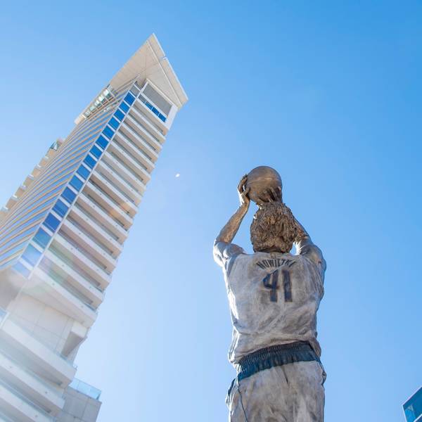 Eine Statue zu Ehren von Dirk Nowitzki wurde am ersten Weihnachtsfeiertag in Dallas enthüllt.
