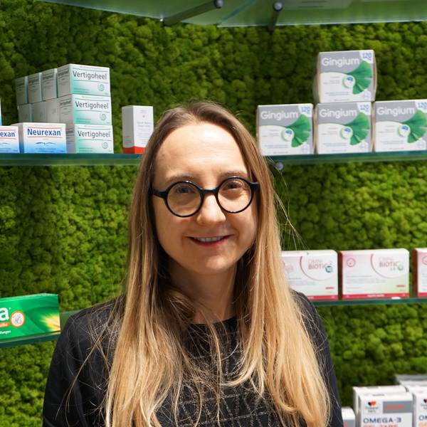 Die Apothekerin Nadine Freialdenhoven in ihrem Geschäft.