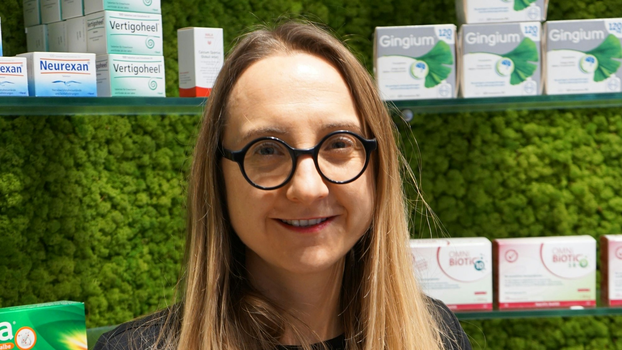 Die Apothekerin Nadine Freialdenhoven in ihrem Geschäft.