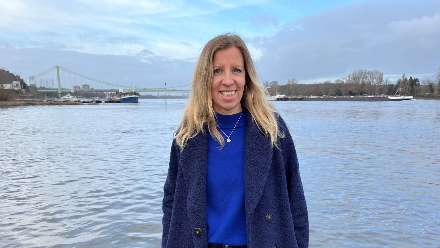 Katja Kröckel steht in Rodenkirchen vor dem Rhein.