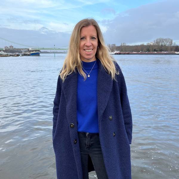 Katja Kröckel steht in Rodenkirchen vor dem Rhein.