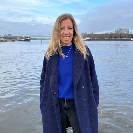 Katja Kröckel steht in Rodenkirchen vor dem Rhein.