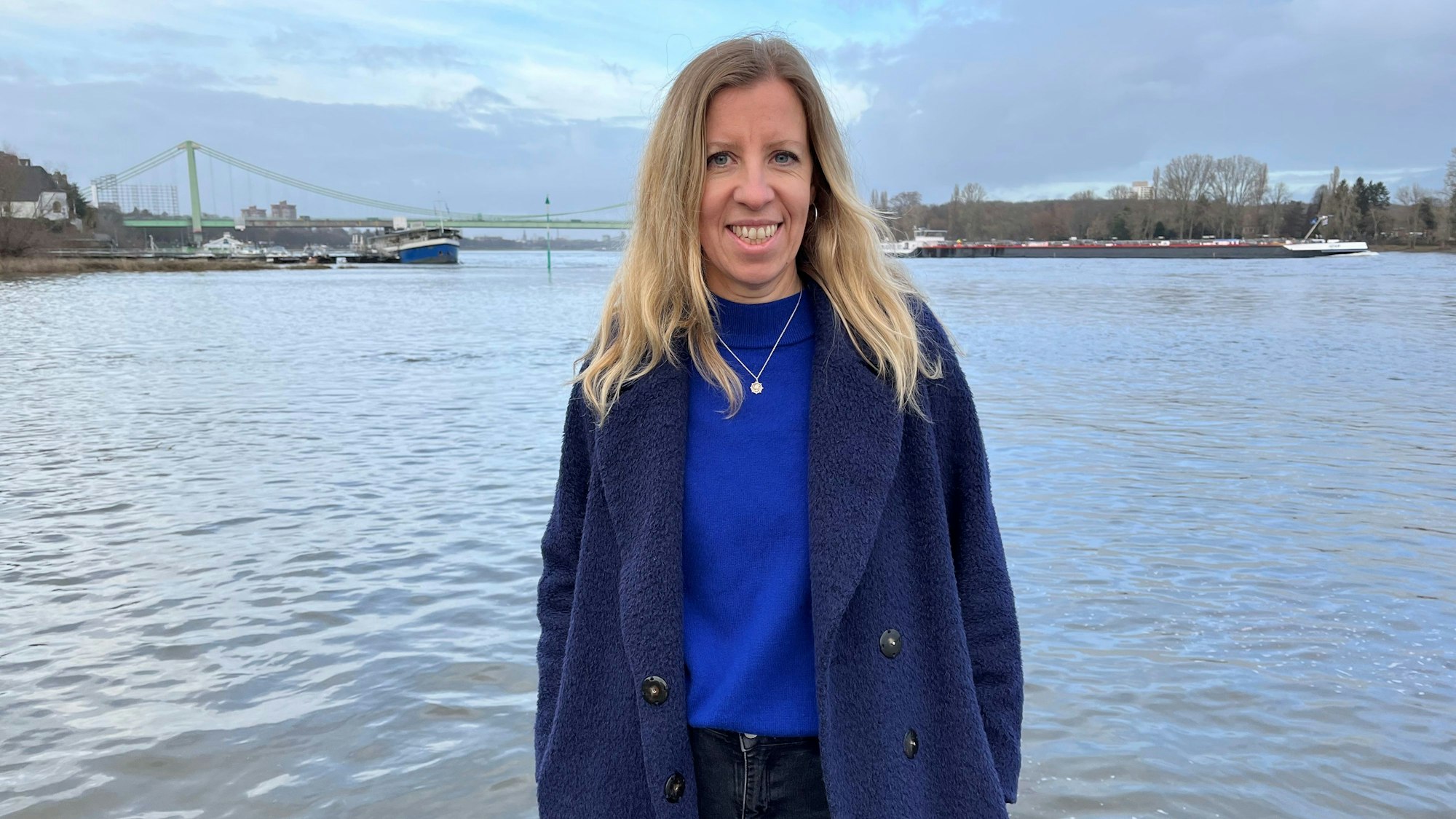 Katja Kröckel steht in Rodenkirchen vor dem Rhein.