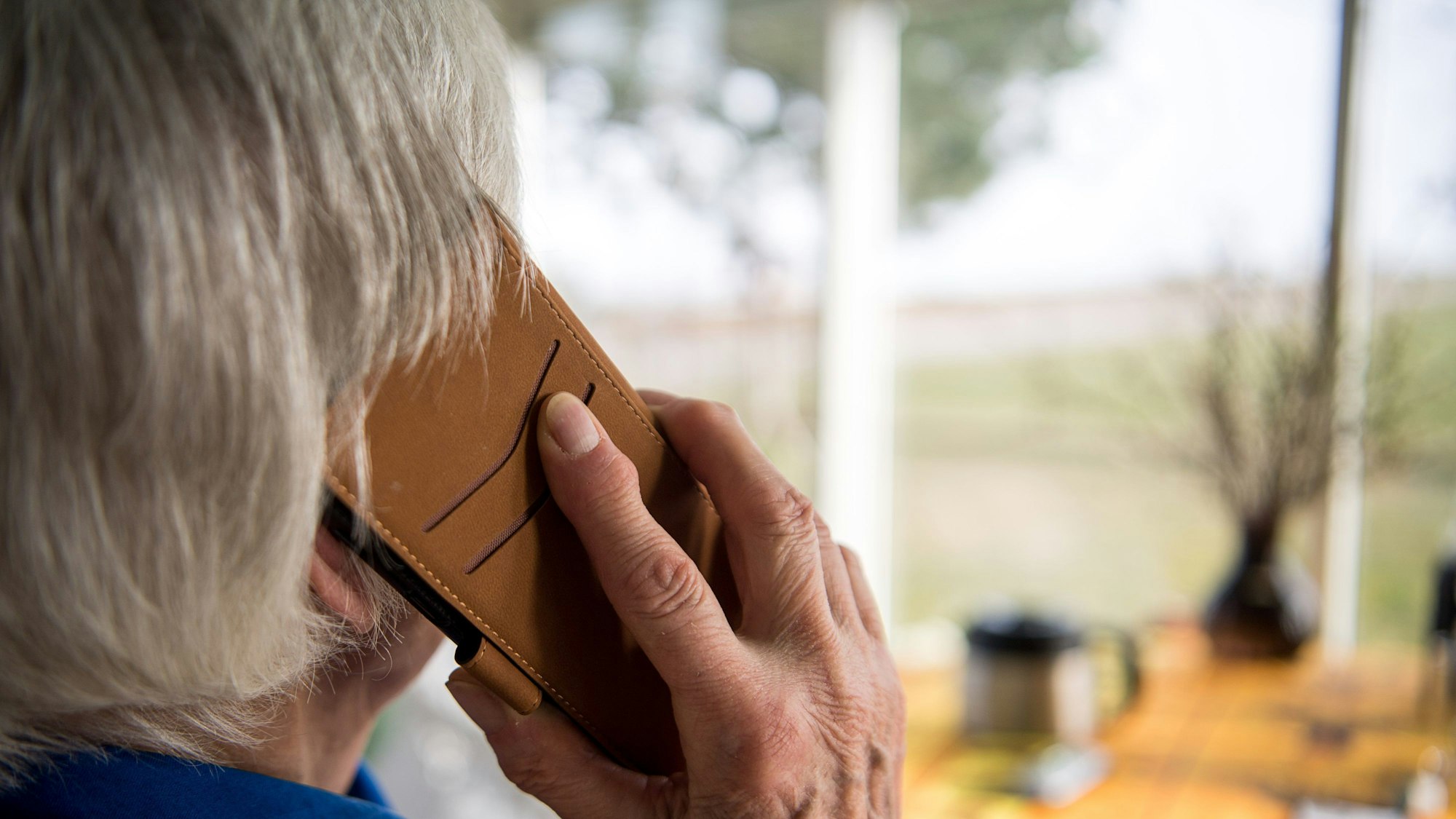 Aufgepasst am Telefon: Gerne geben sich Betrüger als Behördenmitarbeiter aus. (Archivbild)