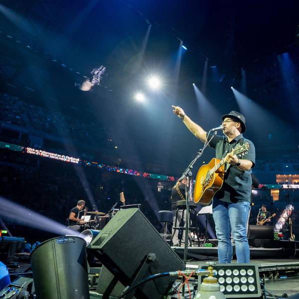 Björn Heuser steht auf der Bühne der Lanxess-Arena und singt