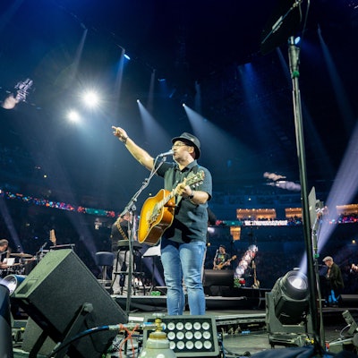 Björn Heuser steht auf der Bühne der Lanxess-Arena und singt