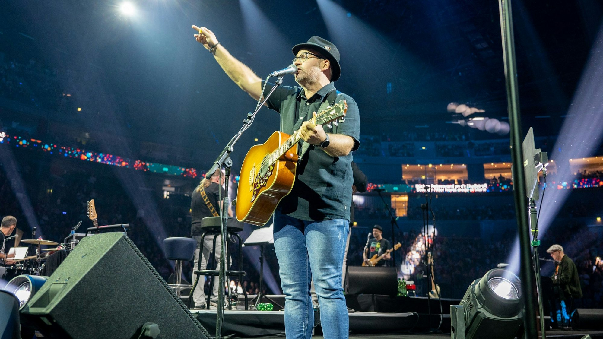 Björn Heuser steht auf der Bühne der Lanxess-Arena und singt