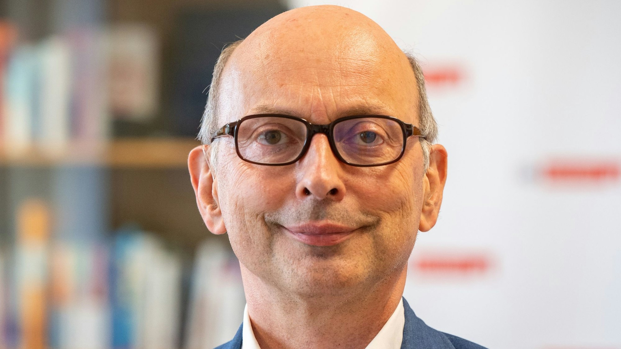 Johannes Nießen, Leiter des Gesundheitsamtes, ist im Porträt zu sehen, er trägt ein weißes Hemd und ein blaues Sakko und lächelt freundlich in die Kamera.