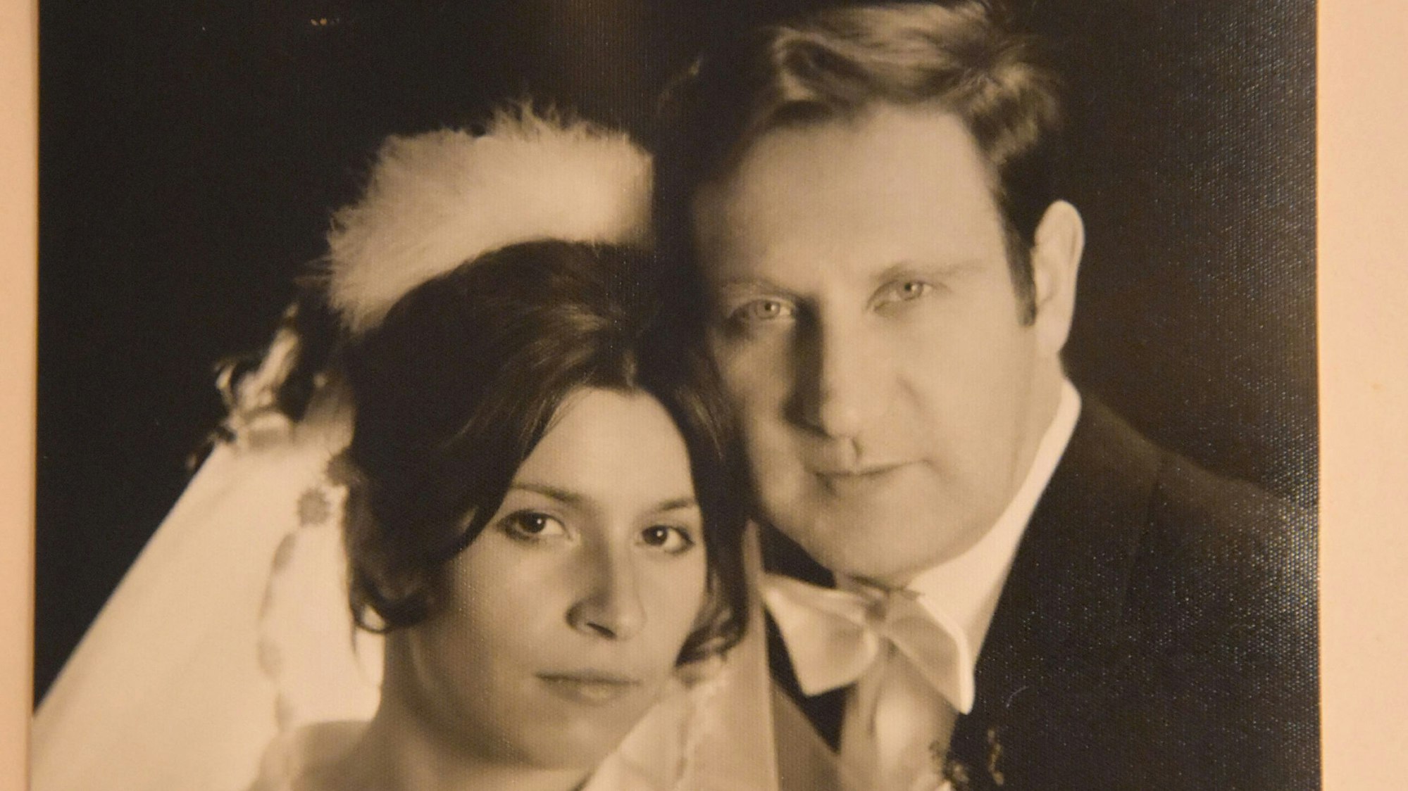 Ein Hochzeitsbild aus den 70er Jahren. Links die Braut, rechts der Bräutigam.