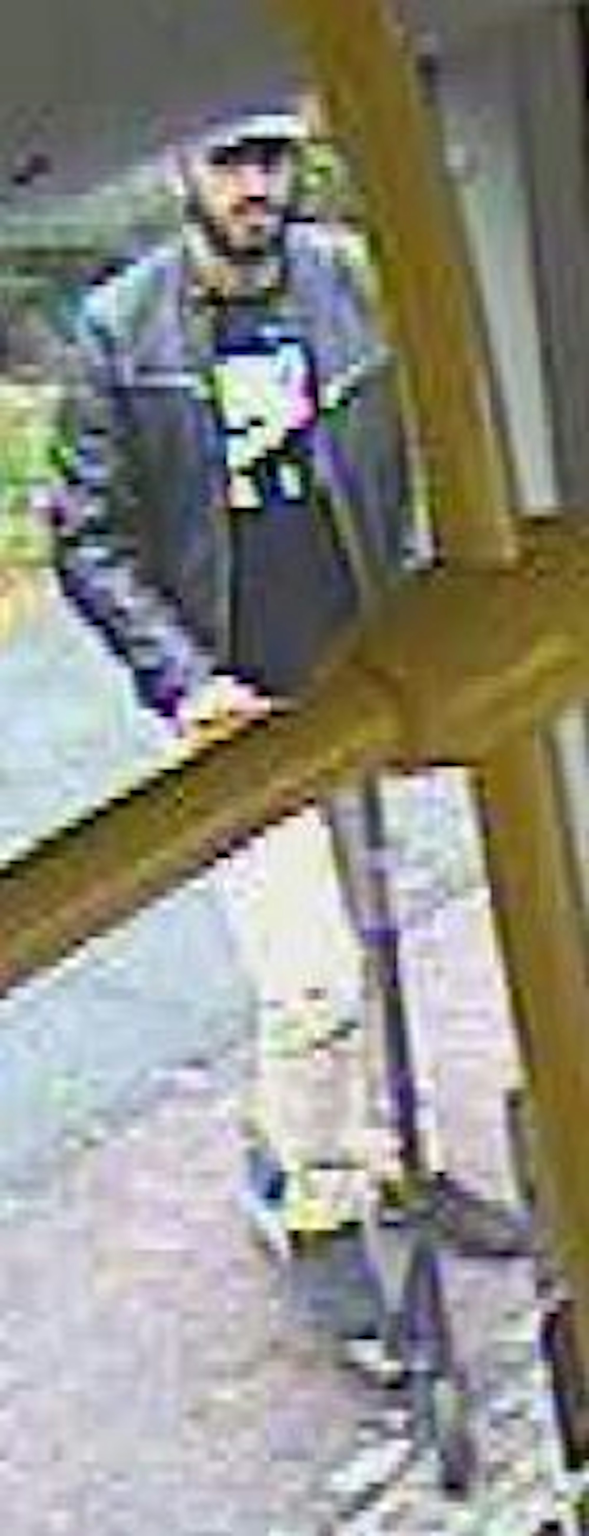 Ein Mann trägt eine beige Hose, weiße Mütze und eine Lederjacke