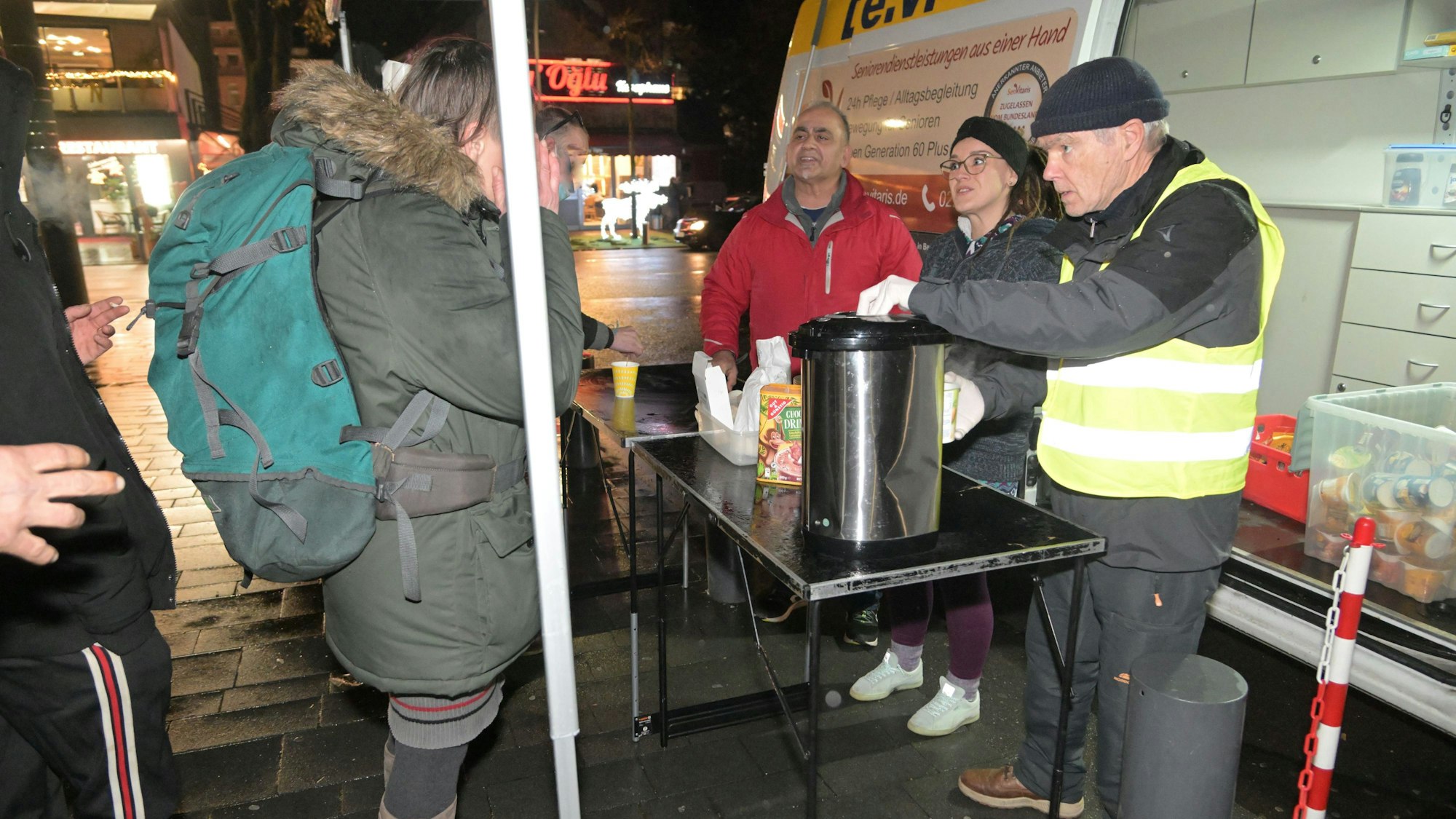 Essensausgabe beim Kältebus vom Verein Die-Platte am Bergisch Gladbacher Busbahnhof.