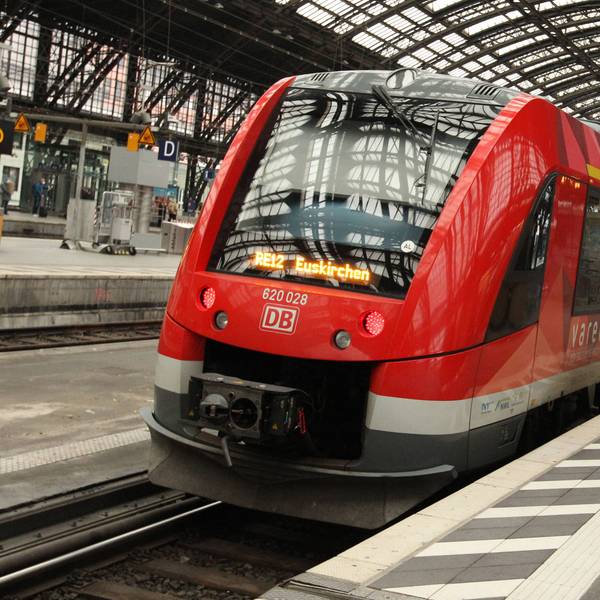 Die Linie RE 12 in Richtung Euskirchen steht auf einem Gleis im Kölner Hauptbahnhof.