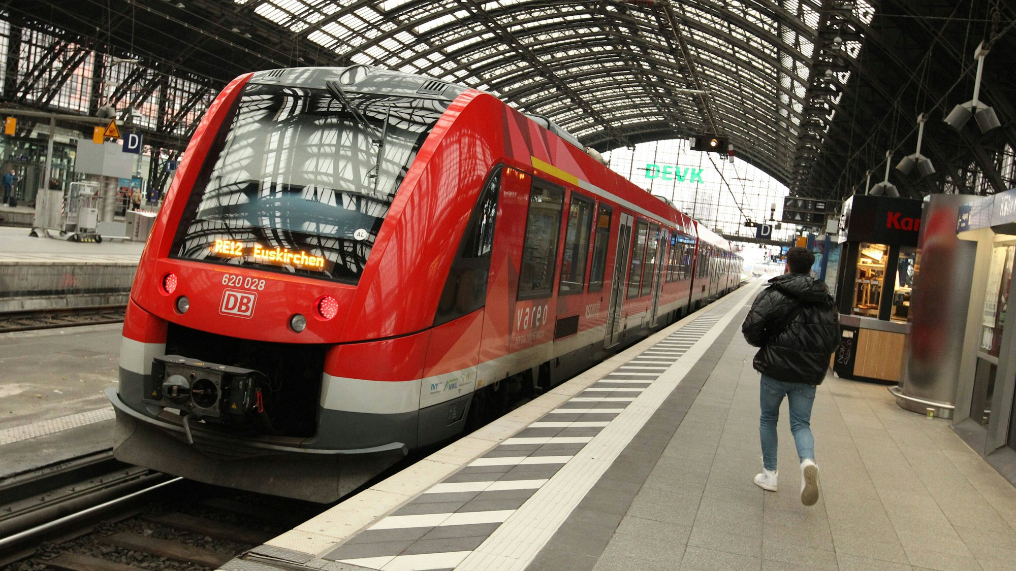 Die Linie RE 12 in Richtung Euskirchen steht auf einem Gleis im Kölner Hauptbahnhof. Köln Nordrhein-Westfalen *** The RE 12 line in the direction of Euskirchen stands on a track in Cologne main station Cologne North Rhine Westphalia