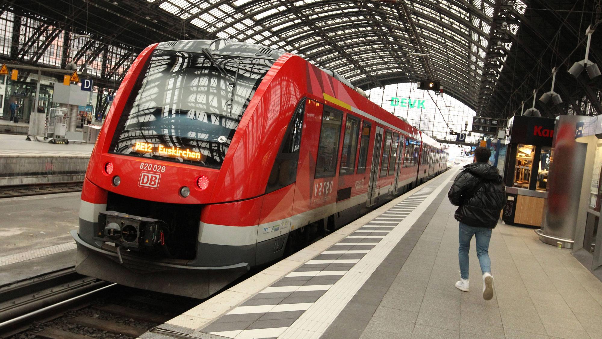 Die Linie RE 12 in Richtung Euskirchen steht auf einem Gleis im Kölner Hauptbahnhof.