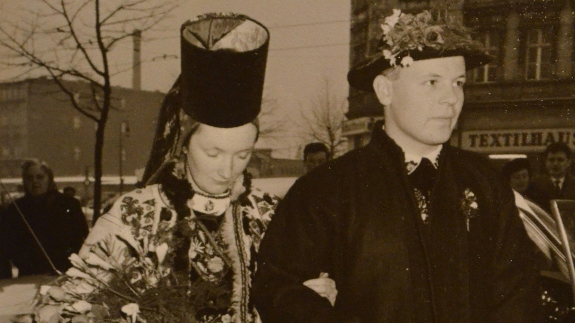 Jürgen und Christa Brandsch-Böhm auf einem schwarz-weißen Foto vom Tag ihrer Hochzeit in Festtracht.