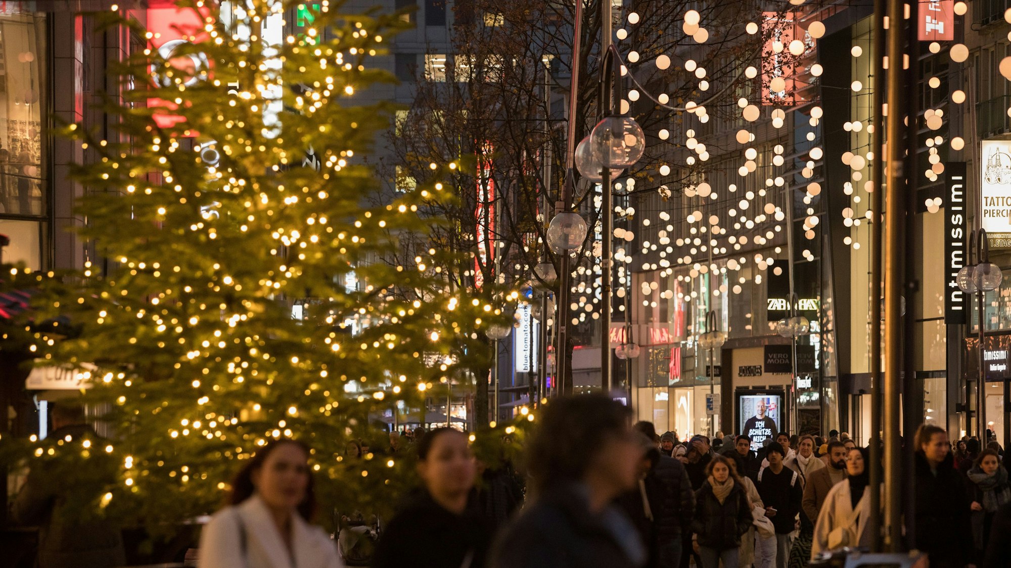 Die Kölner Schildergasse im Advent.