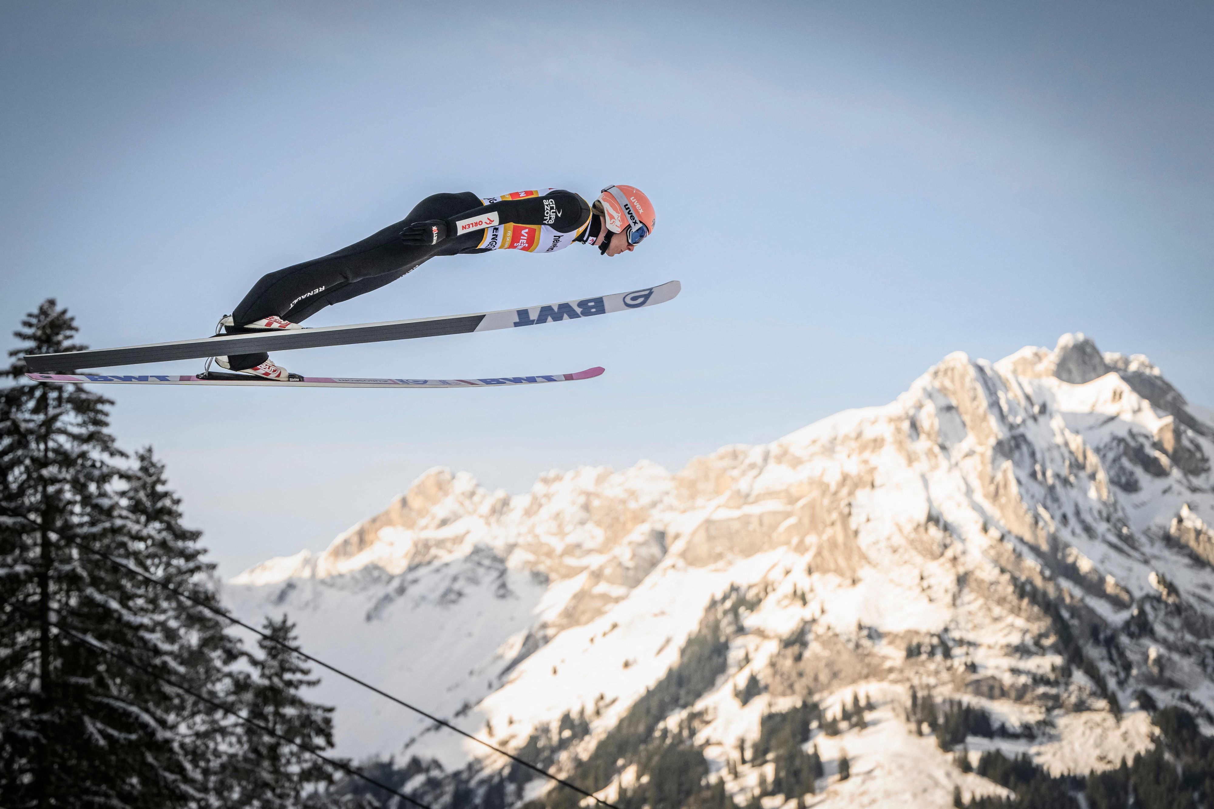 Skispringer Dawid Kubacki bei einem Sprung in Engelberg (Schweiz)