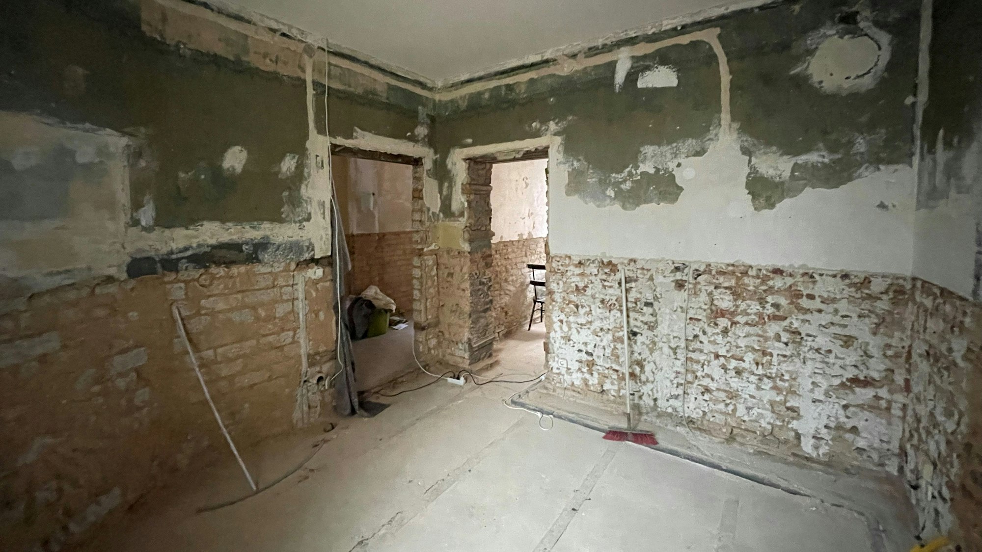 Der Blick in ein von der Flut zerstörtes und entkerntes Haus.