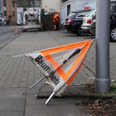 Ein Schild mit der Aufschrift „Baumarbeiten“ ist halb umgekippt.