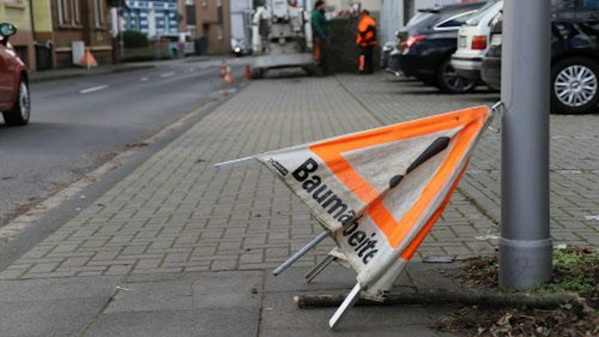 Ein Schild mit der Aufschrift „Baumarbeiten“ ist halb umgekippt.