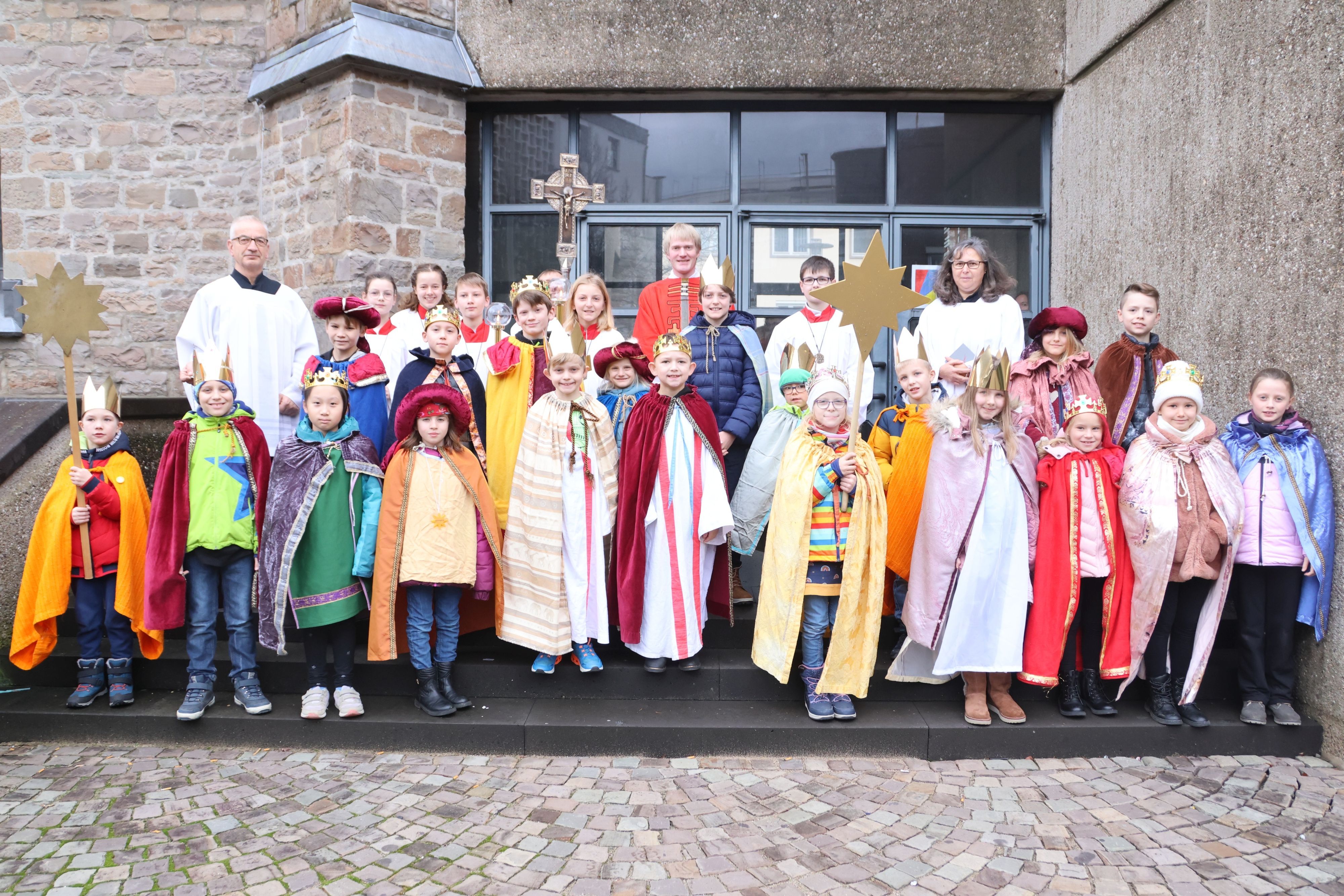 Sternsinger vor einem Gemeindehaus