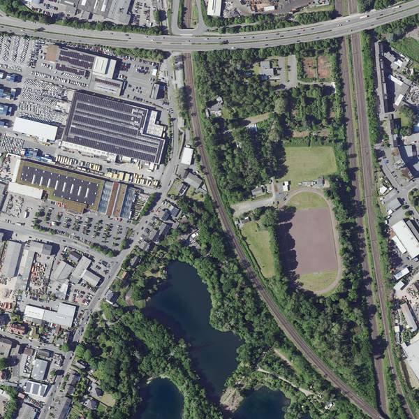 Das Gleisdreieck wird von zwei Eisenbahngleisen und der Fixheider Straße im Norden begrenzt.