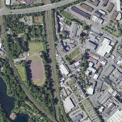 Luftbild des Gleisdreiecks in Opladen, das von zwei Eisentrassen und der Fixheider Straße im Norden begrenzt wird