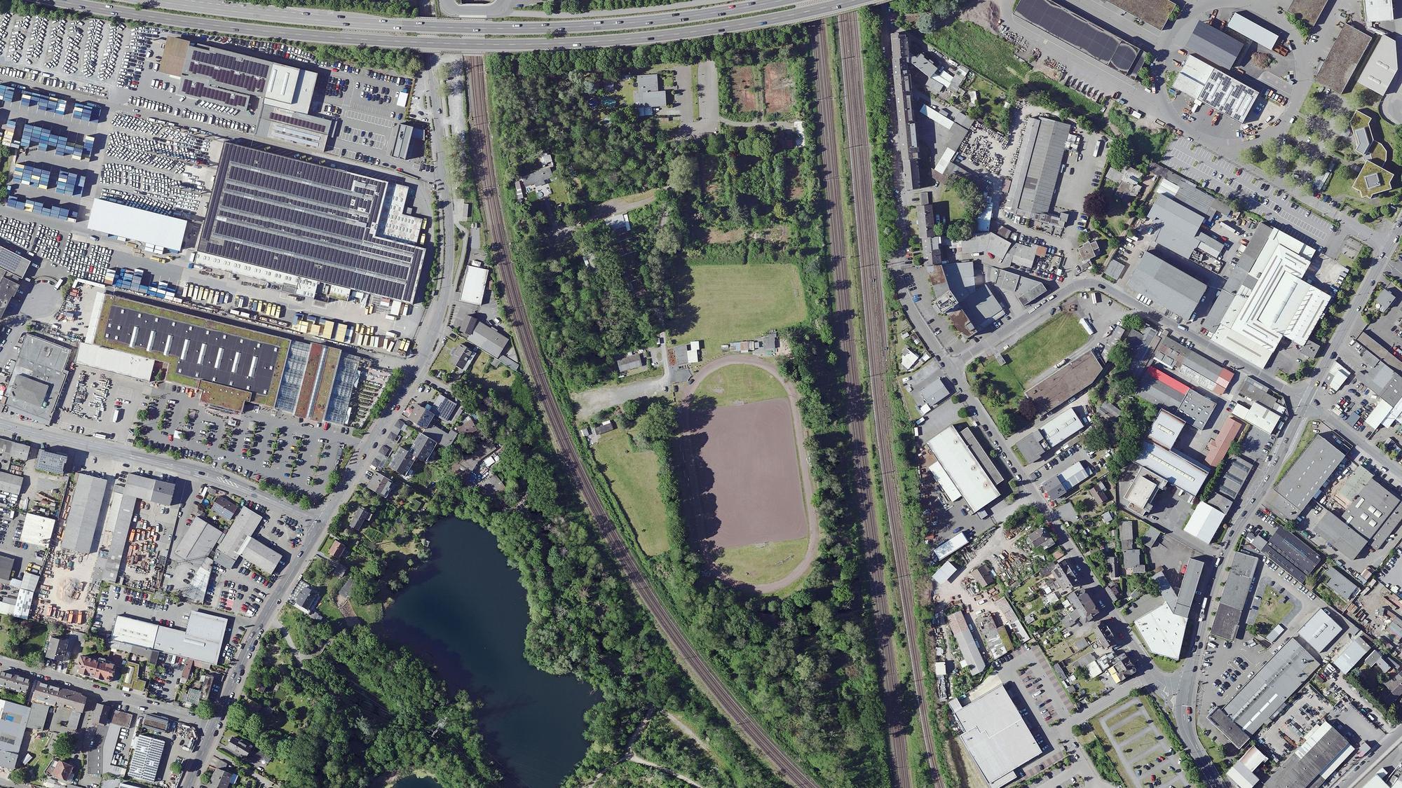 Das Gleisdreieck wird von zwei Eisenbahngleisen und der Fixheider Straße (oben im Norden) begrenzt.