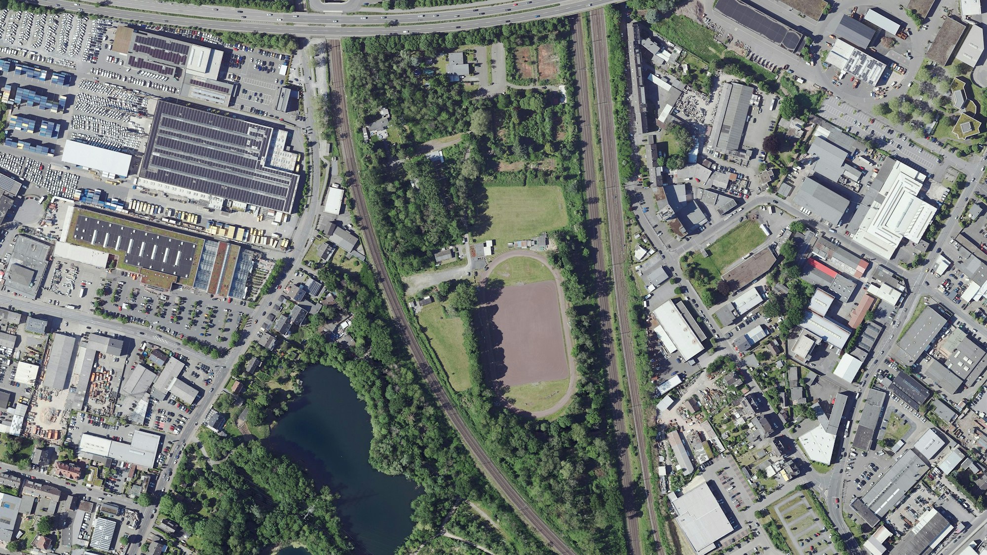 Das Gleisdreieck wird von zwei Eisenbahngleisen und der Fixheider Straße (oben im Norden) begrenzt.