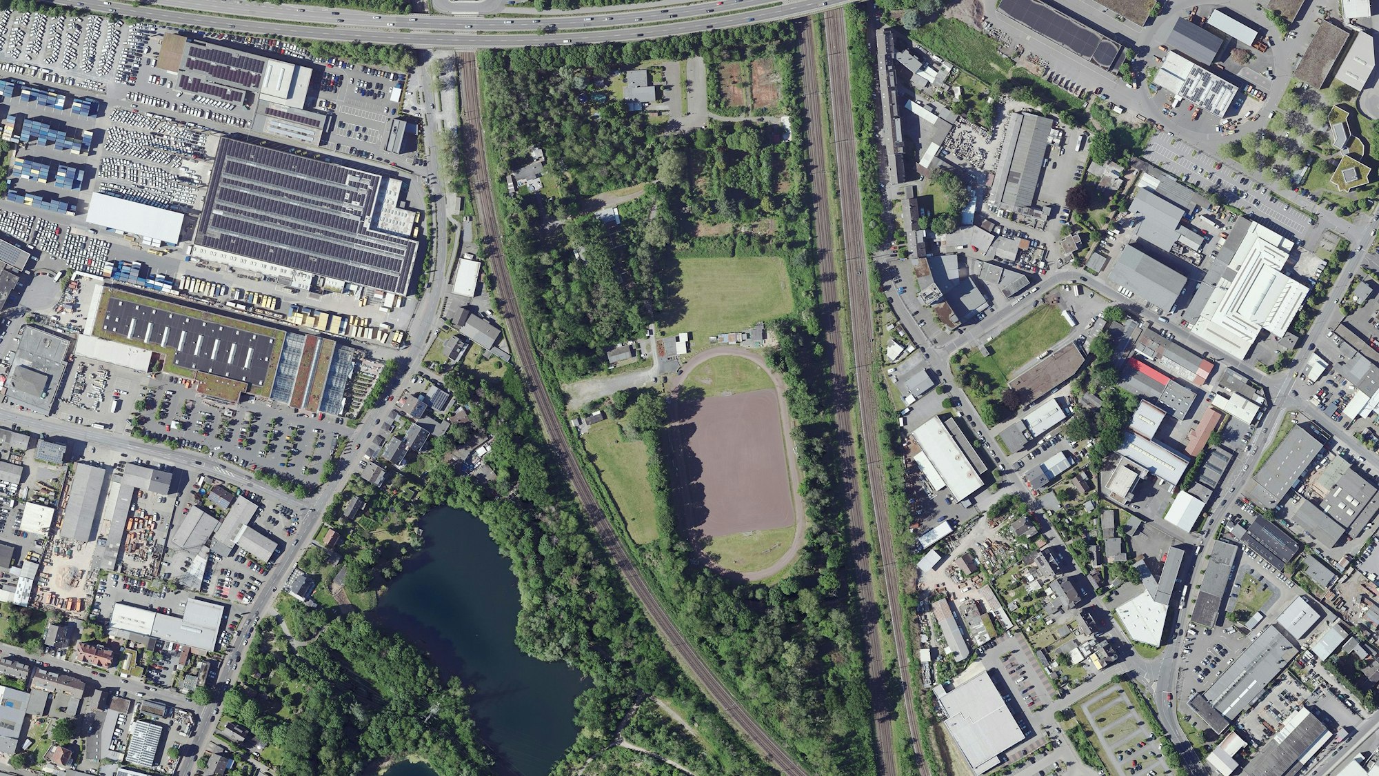 Das Gleisdreieck wird von zwei Eisenbahngleisen und der Fixheider Straße im Norden begrenzt.