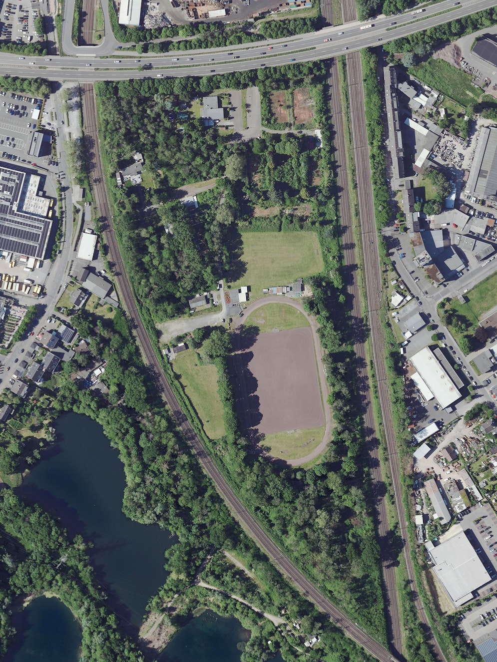 Das Gleisdreieck wird von zwei Eisenbahngleisen und der Fixheider Straße (oben im Norden) begrenzt. Foto: Geobasis NRW