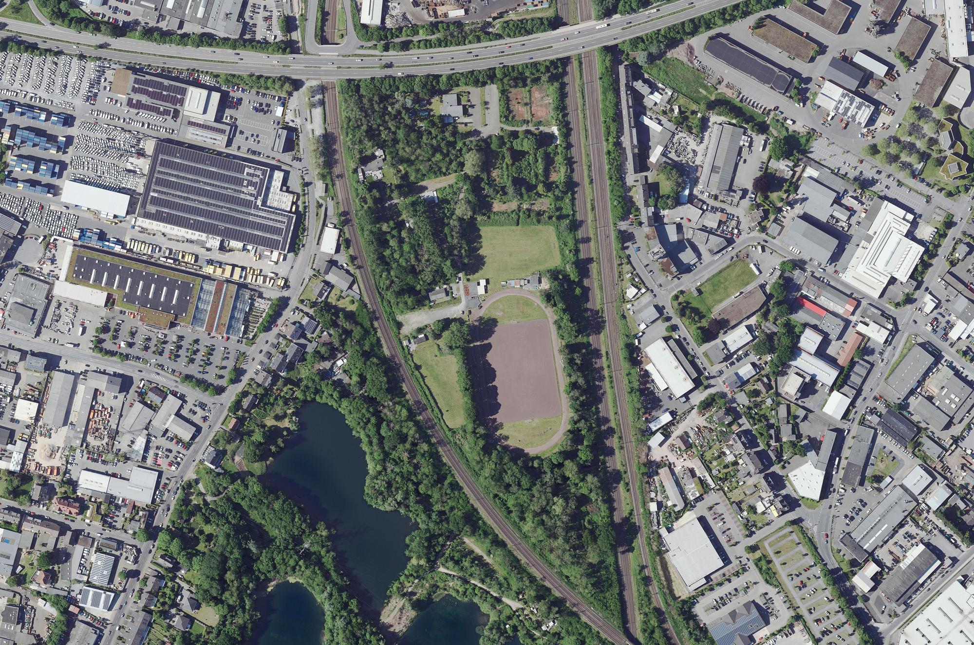 Am Gleisdreieck – südlich der Fixheide, nördlich des Silbersees zwischen den Gleisen in Opladen – hatte die EVL geprüft, ob auf dem ehemaligen Fußballplatz eine 1-MW-Anlage in Ost-West-Ausrichtung errichtet werden könnte.