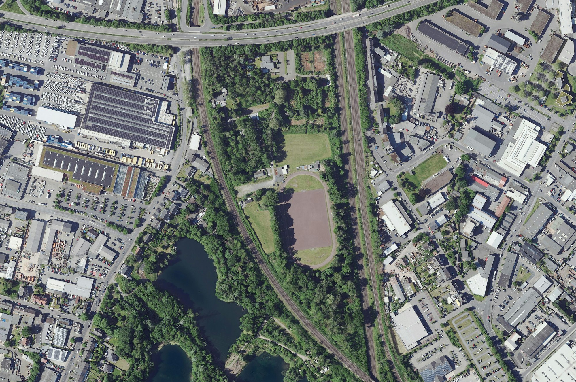 Am Gleisdreieck – südlich der Fixheide, nördlich des Silbersees zwischen den Gleisen in Opladen – hatte die EVL geprüft, ob auf dem ehemaligen Fußballplatz eine 1-MW-Anlage in Ost-West-Ausrichtung errichtet werden könnte.