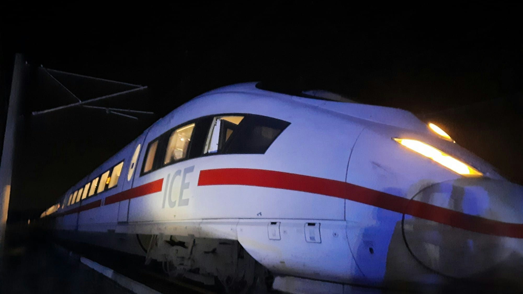 Ein ICE-Zug steht nachts auf freier Strecke.