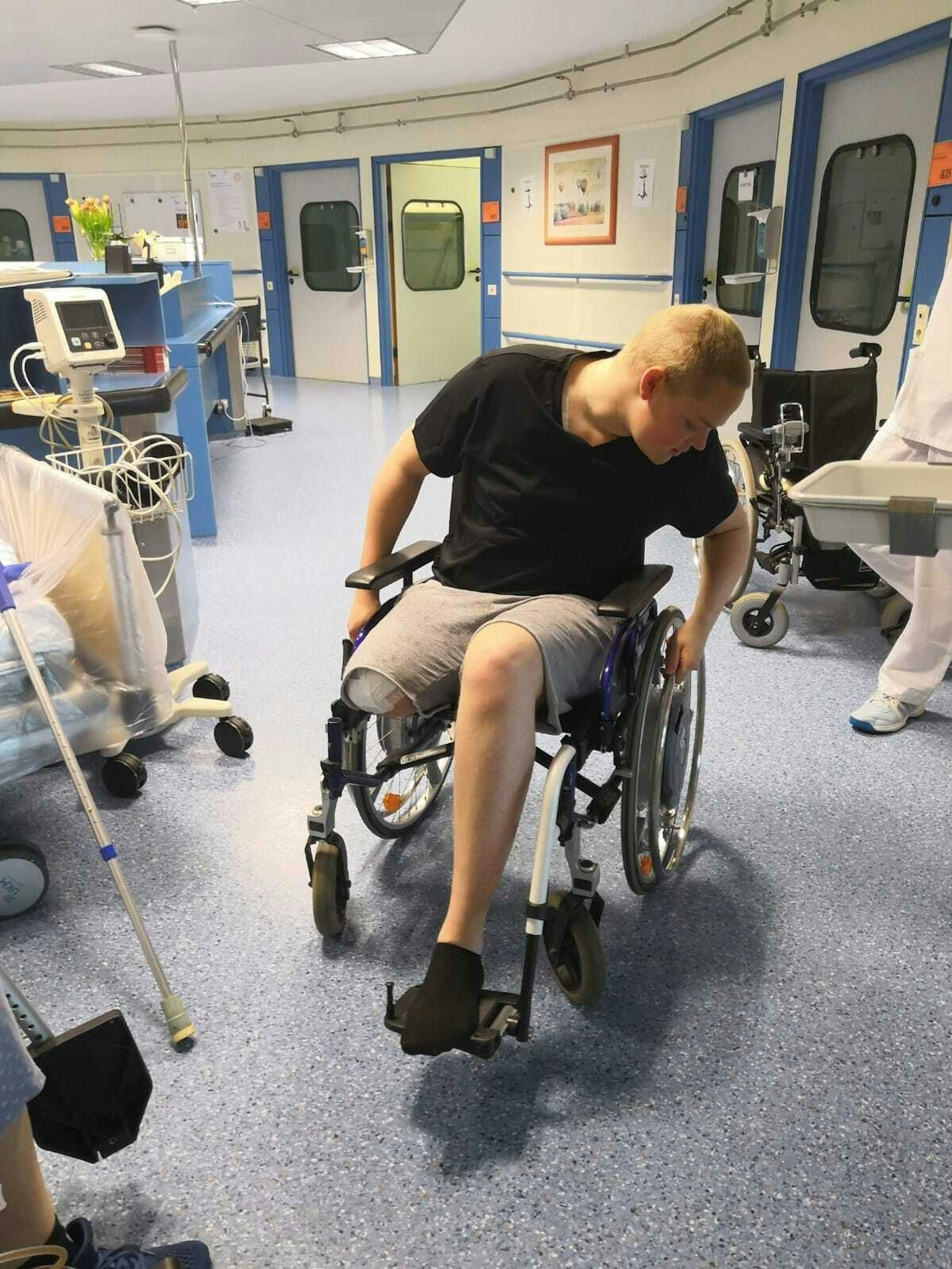 Alexander Böhmer sitzt nach der Amputation seines Beins in einem Rollstuhl.