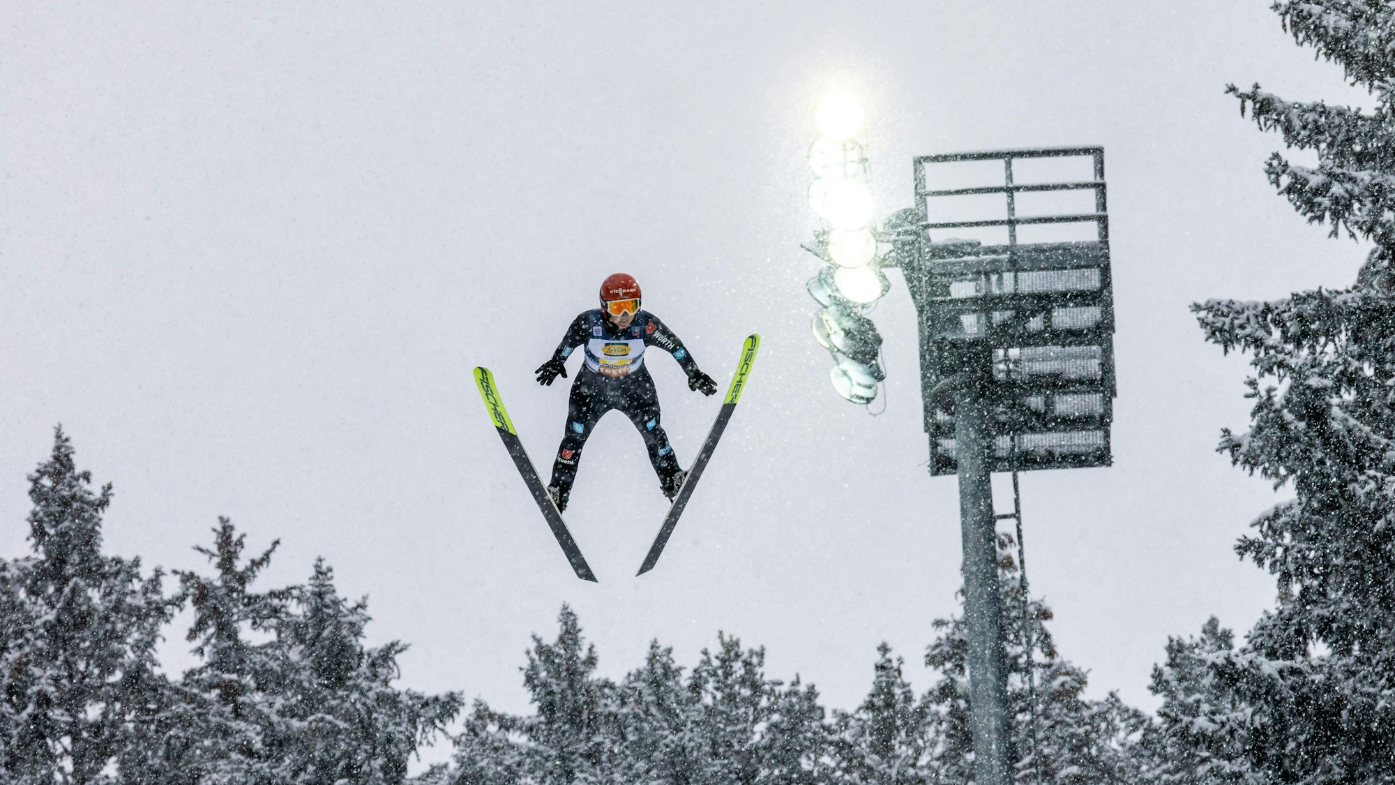 Katharina Althaus springt auf der Hochfirstschanze in Titisee-Neustadt.