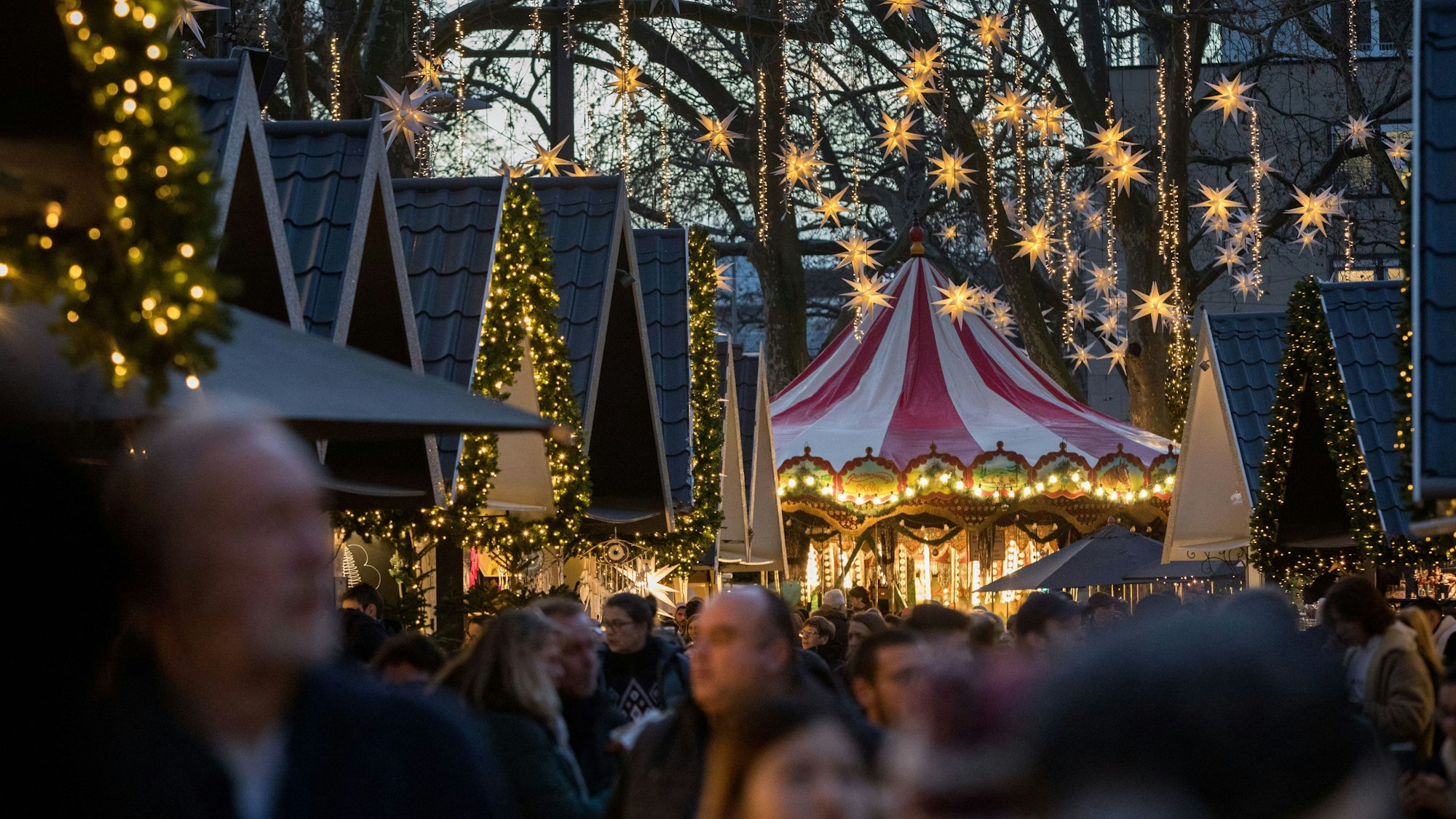 Das Foto zeigt den Weihnachtsmarkt auf dem Neumarkt.