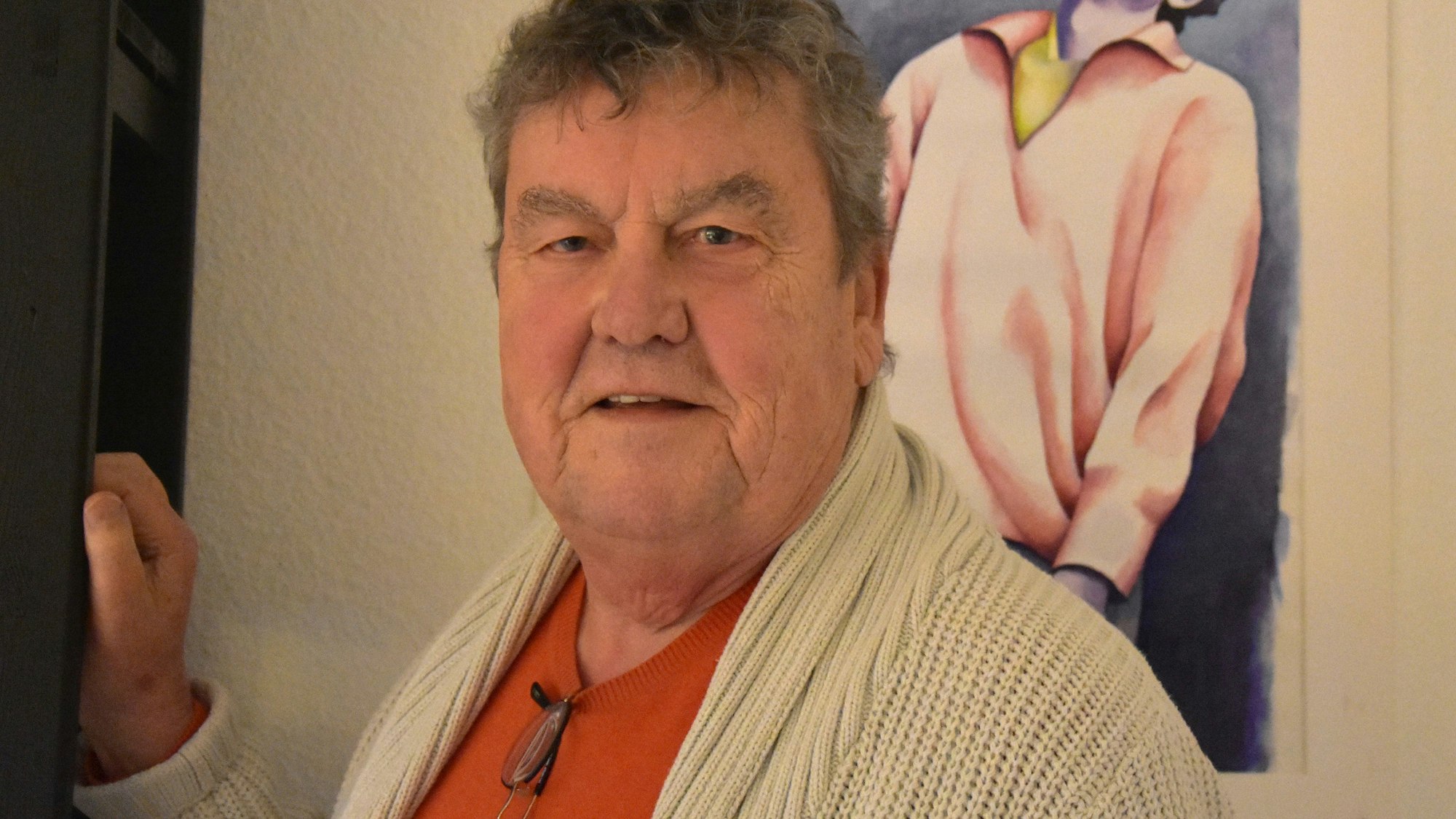 Lutz Görner steht vor einem Gemälde.