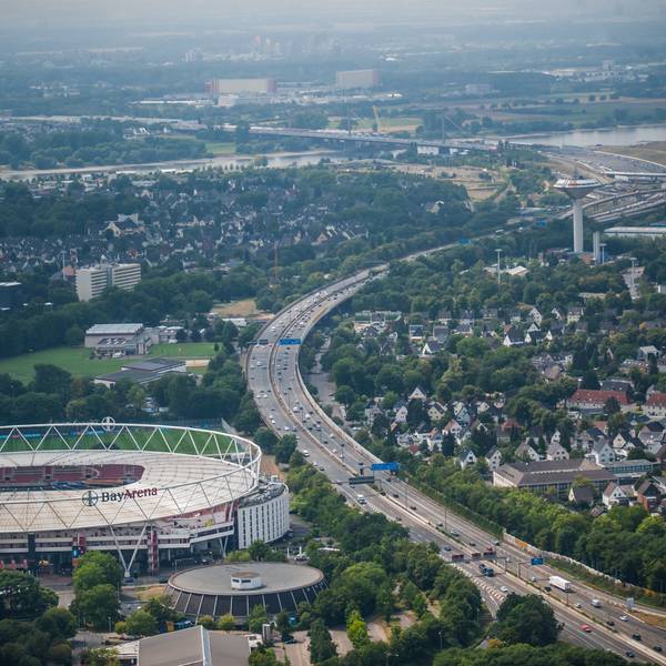 Eine Luftaufnahme der Autobahn 1 mit Blick Richtung Rhein, zu sehen ist auch das Leverkusener Stadion, die Bayarena,