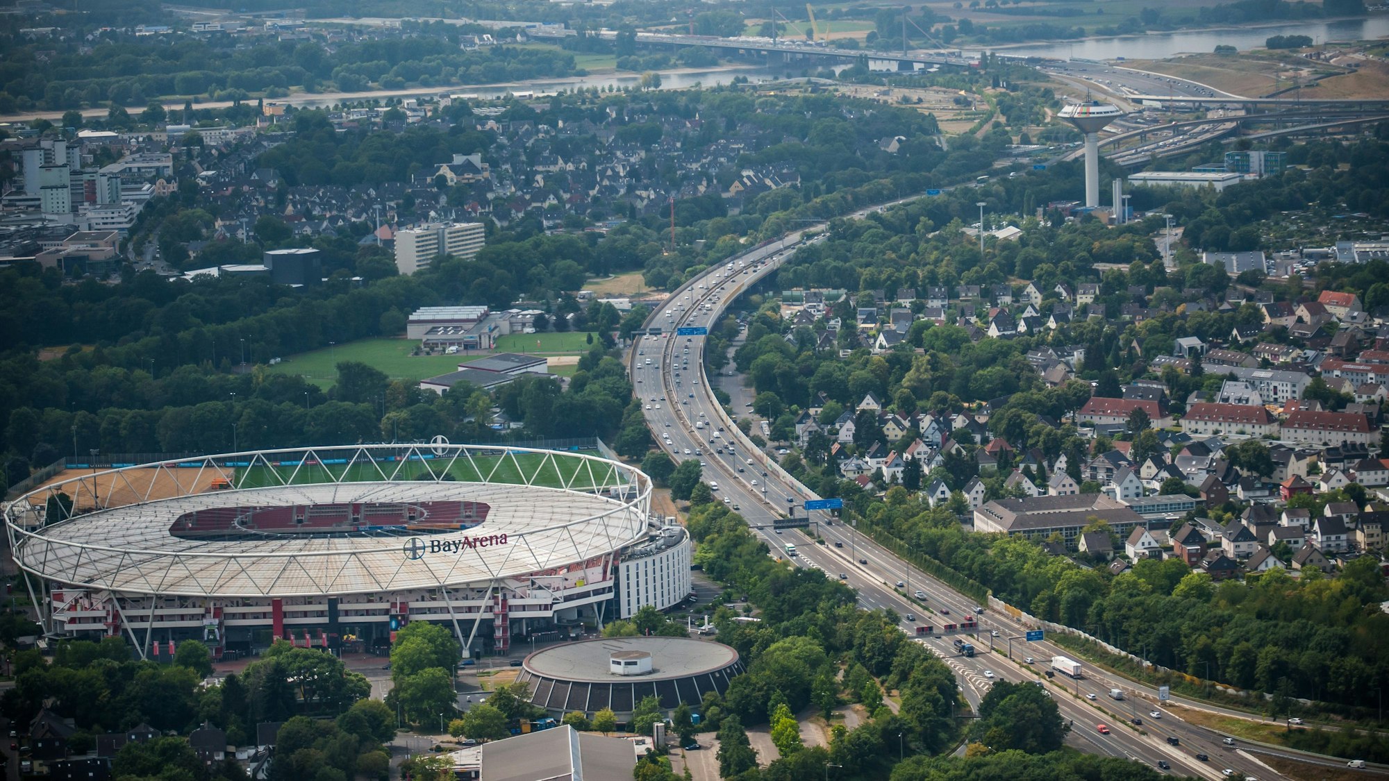 Eine Luftaufnahme der Autobahn 1 mit Blick Richtung Rhein, zu sehen ist auch das Leverkusener Stadion, die Bayarena,