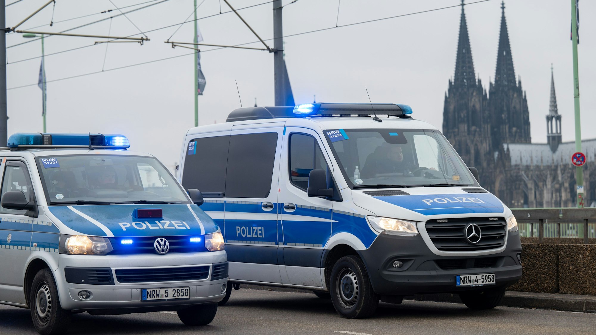Zwei Polizeiwägen auf der Deutzer Brücke in Köln