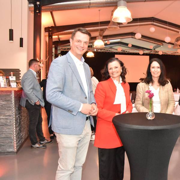 Winkelmeier-Becker mit Podium im Hintergrund