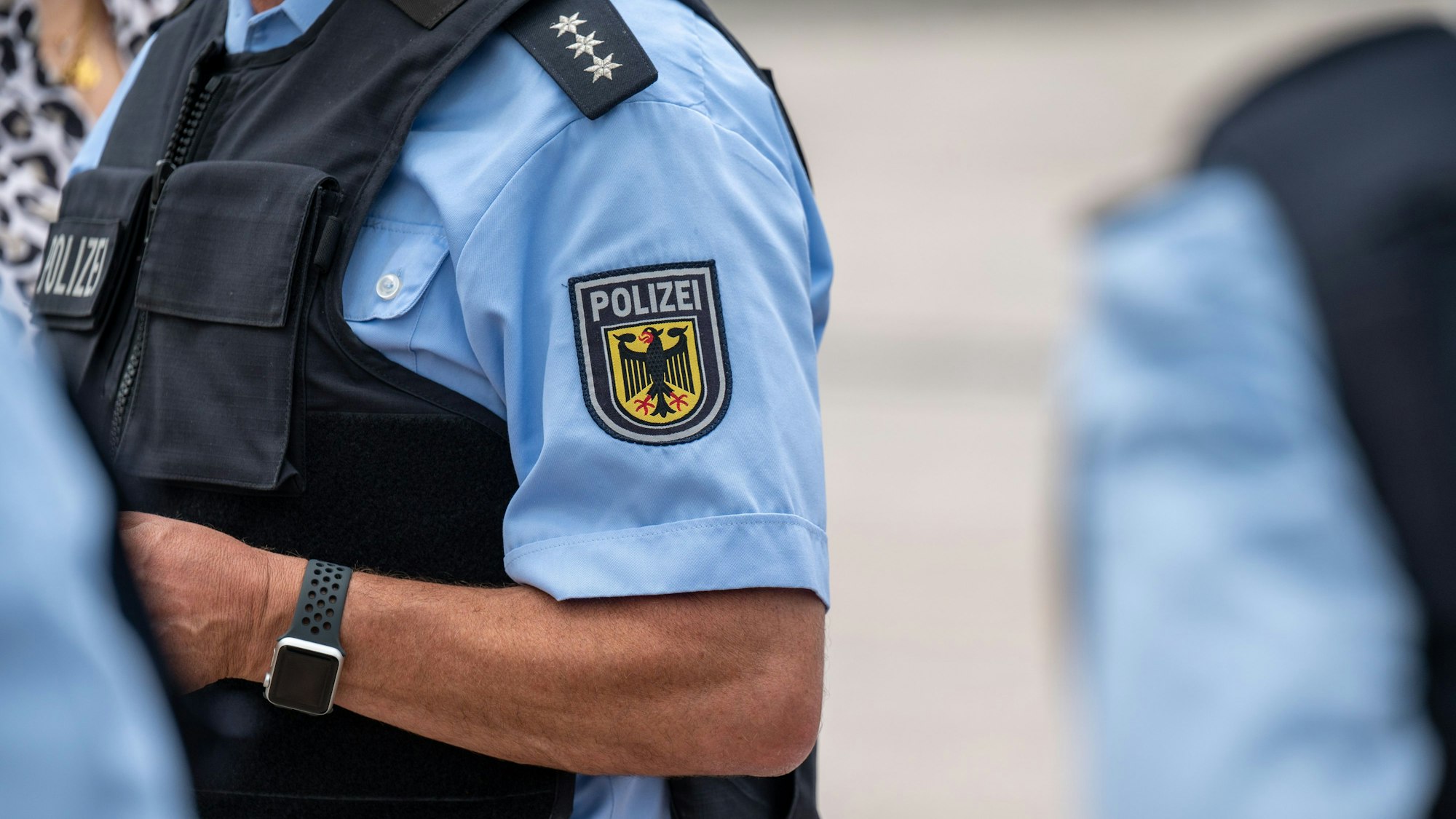 Das Emblem der Bundespolizei auf der Uniform eines Beamten