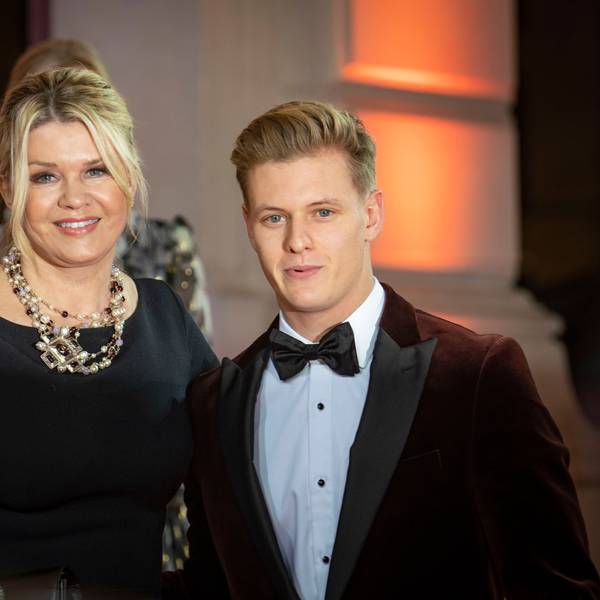Corinna Schumacher (l) und ihr Sohn, der Rennfahrer Mick Schumacher (r), kommen vor Beginn des Deutschen Sportpresseballs an der Alten Oper an.