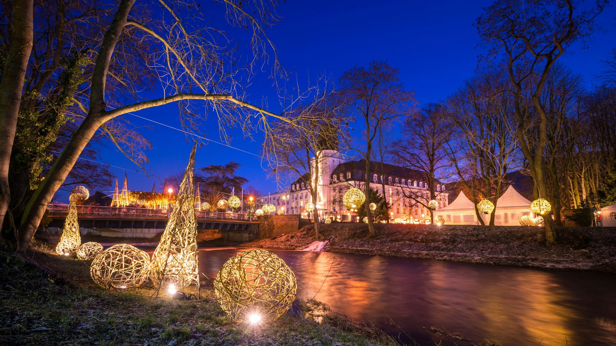 Lichtinstallationen stehn in Bad Neuenahr am Fluss