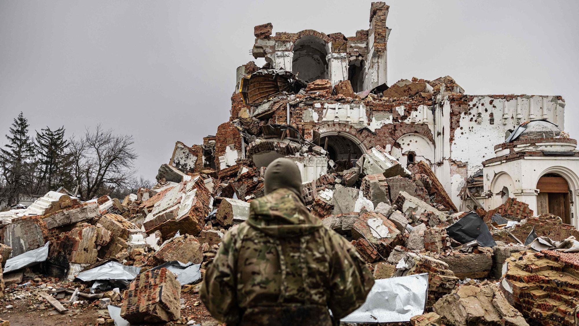 Ein Soldat vor einem zerstörten Kloster in Dolyna in der Ost-Ukraine.