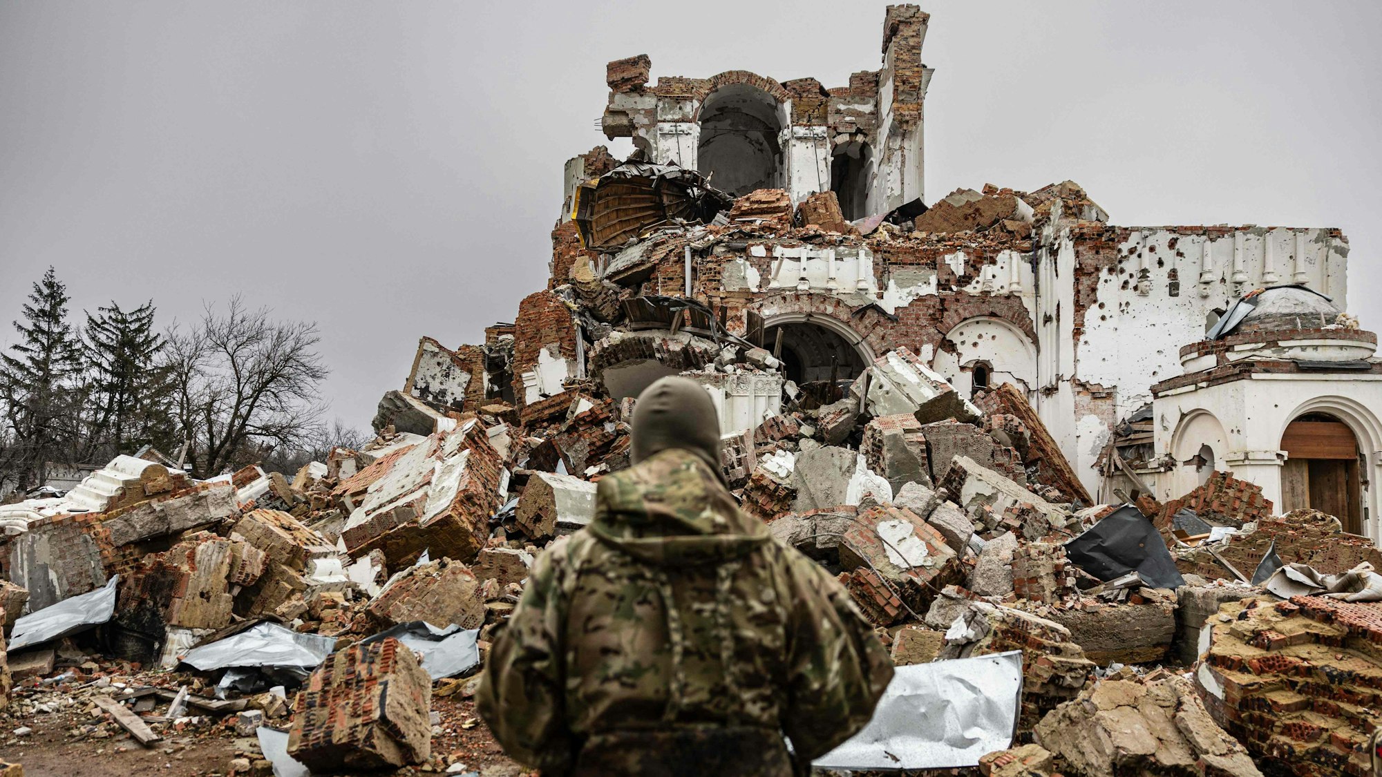 Ein Soldat vor einem zerstörten Kloster in Dolyna in der Ost-Ukraine.