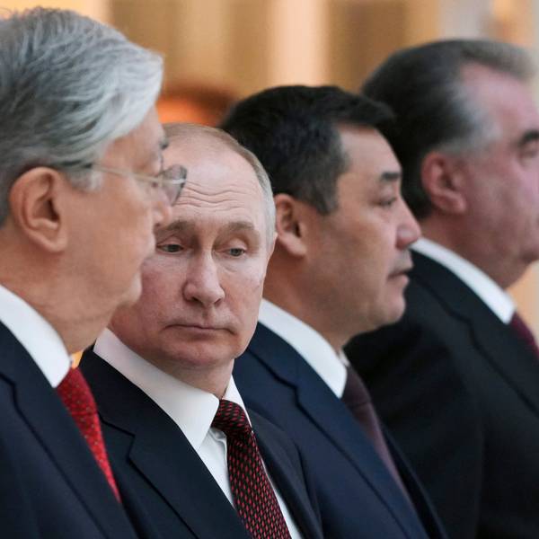 Das Foto zeigt Wladimir Putin (2.v.l), Präsident von Russland, bei einem informellen Treffen der Staatsoberhäupter der ehemaligen sowjetischen Staaten. Putin schaut skeptisch in Richtung Boden. (Symbolbild)