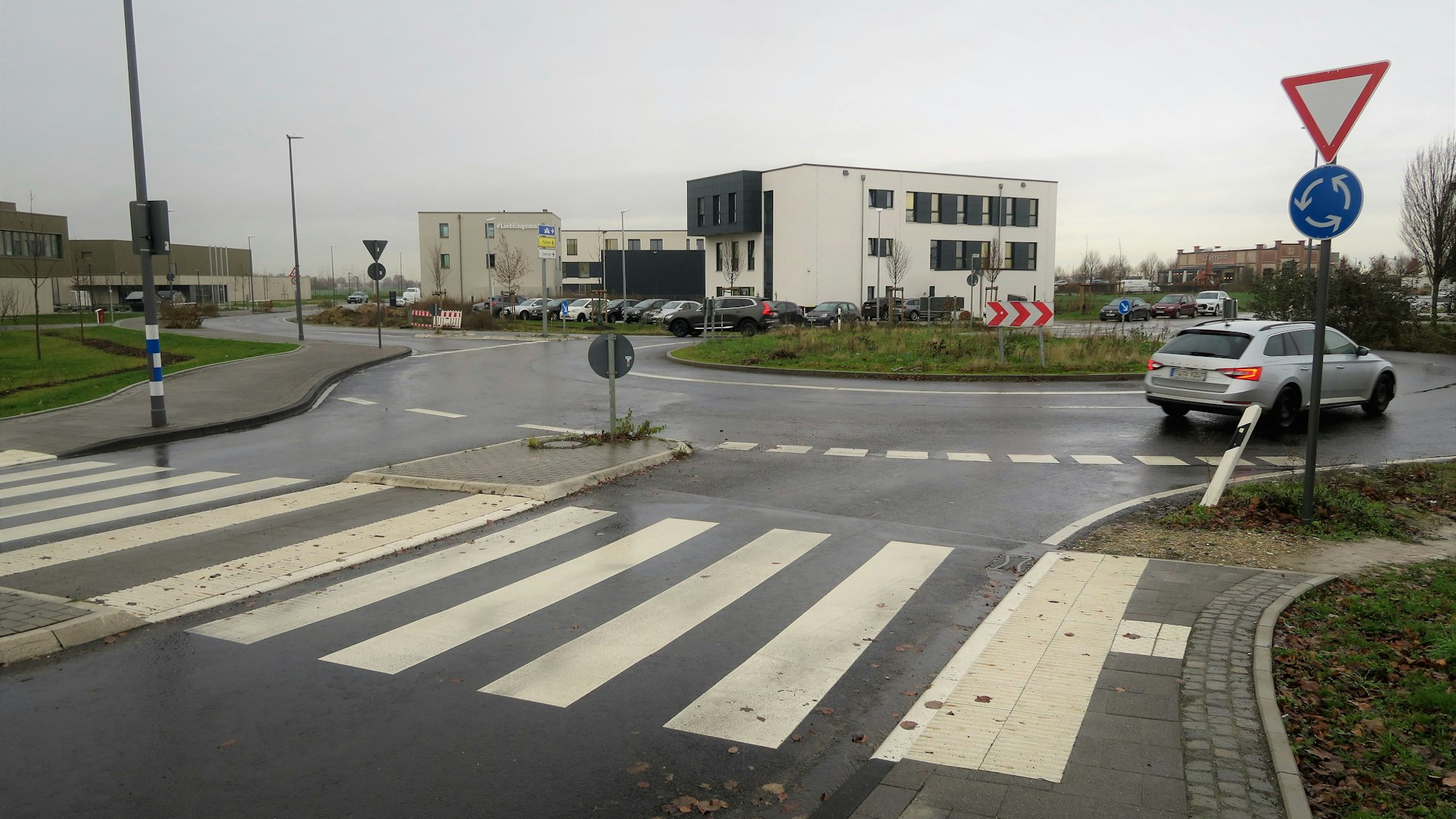 Der Kreisverkehr in der Zusestraße mit einem Auto.